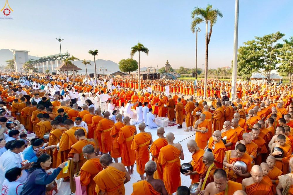 ภาพ No.284246:วันเสาร์ที่ 20 ธันวาคม พ.ศ.2568  พิธีตักบาตรพระ 10,000 รูป เนื่องในโอกาส 194 ปี จังหวัดกาญจนบุรี และอุทิศส่วนกุศลให้แด่บรรพชนทั้งหลาย บริเวณถนนสองแคว (Skywalk) เมืองกาญจนบุรี