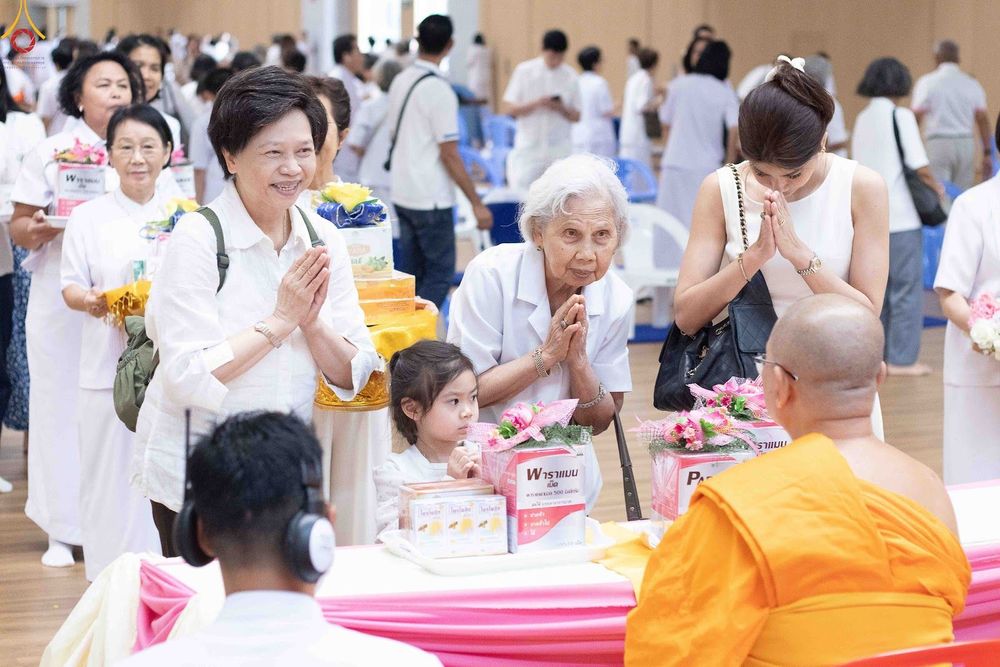 ภาพ No.343657:วันที่ 16 สิงหาคม พ.ศ.2569 พิธีถวายคิลานเภสัช และอุปกรณ์ทางการแพทย์ ณ ห้องแก้วสารพัดนึก2 วัดพระธรรมกาย