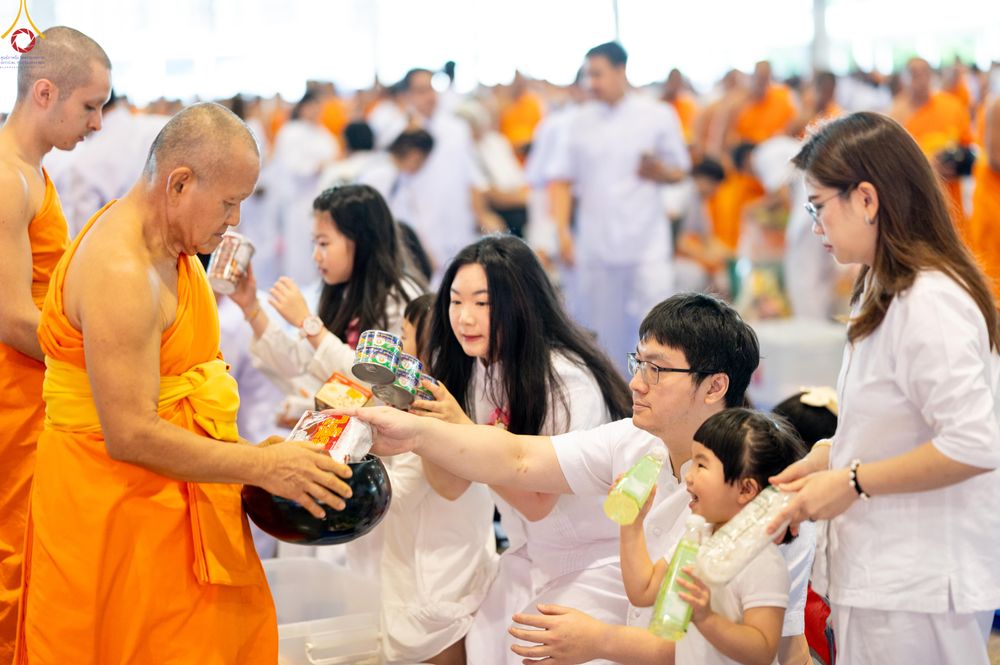 ภาพ No.337686:วันอาทิตย์ต้นเดือน 5 กรกฎาคม พ.ศ.2569 พิธีตักบาตรข้าวสารอาหารแห้ง  ณ บ้านแก้วเรือนทองคุณยายฯ วัดพระธรรมกาย