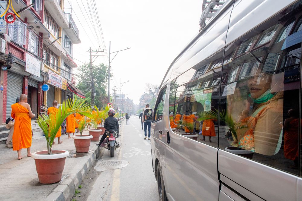 ภาพ No.317224:วันอังคารที่ 31 มีนาคม พ.ศ.2569 จาริกบิณฑบาตแห่งศรัทธา จากวัดอเชศวรสู่สี่แยกปาตันและวัดศรี ประเทศเนปาล