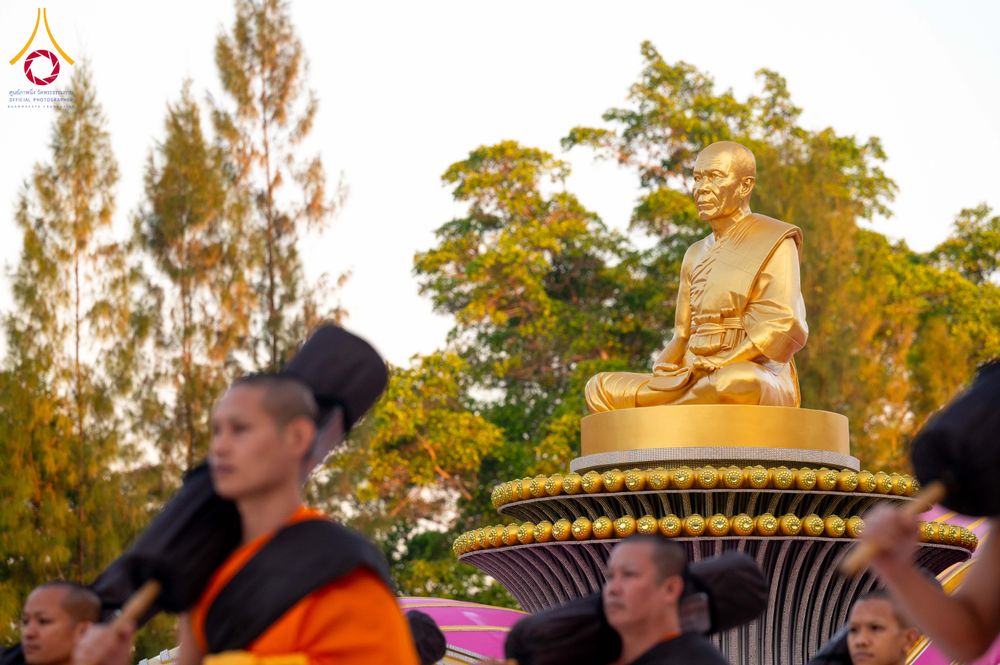ภาพ No.290637:วันที่ 8 มกราคม พ.ศ. 2569 พระธรรมยาตราปฏิบัติธรรม และถ่ายภาพหมู่ประวัติศาสตร์ ในโครงการธรรมยาตรา กตัญญูบูชามหาปูชนียาจารย์ พระมงคลเทพมุนี(สด จนฺทสโร) พระผู้ปราบมาร อนุสรณ์สถาน 7 แห่ง ปีที่ 14 ณ อนุสรณ์สถานคลองบางนางแท่น อ.สามพราน จ.นครปฐม