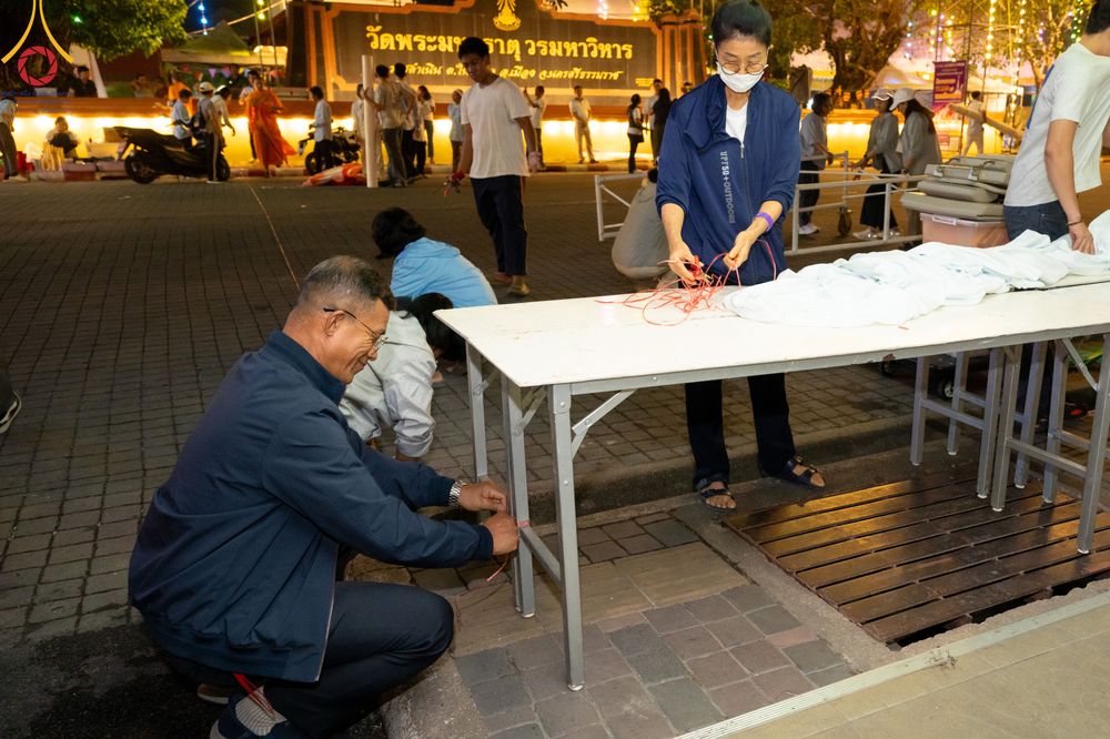 ภาพ No.311128:วันเสาร์ที่ 28 กุมภาพันธ์ พ.ศ. 2569 พิธีตักบาตรพระมหากุศล 11,250 รูป เฉลิมฉลอง 1,250 ปีศรีธรรมราชเจดีย์ สู่มรดกโลก ณ ถนนราชดำเนิน บริเวณหน้าวัดพระมหาธาตุวรมหาวิหาร อ.เมือง จ.นครศรีธรรมราช