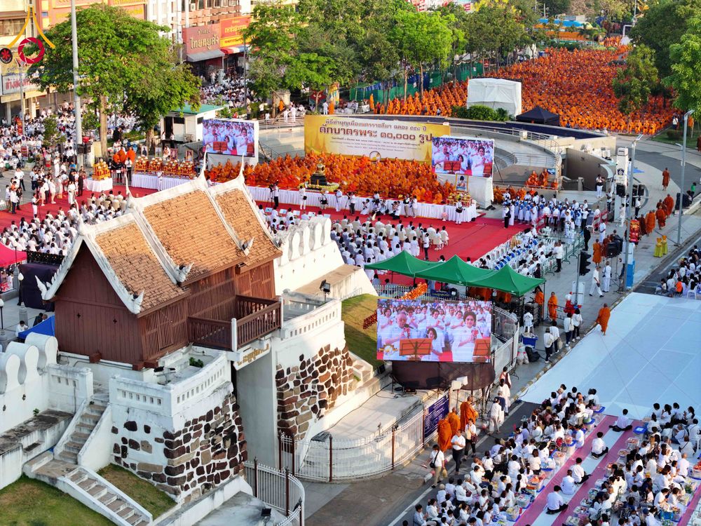 ภาพ No.312604:วันอาทิตย์ที่ 8 มีนาคม พ.ศ.2569 ทำบุญเมืองนครราชสีมา 558 ปี ตักบาตรพระ 10,000 รูป