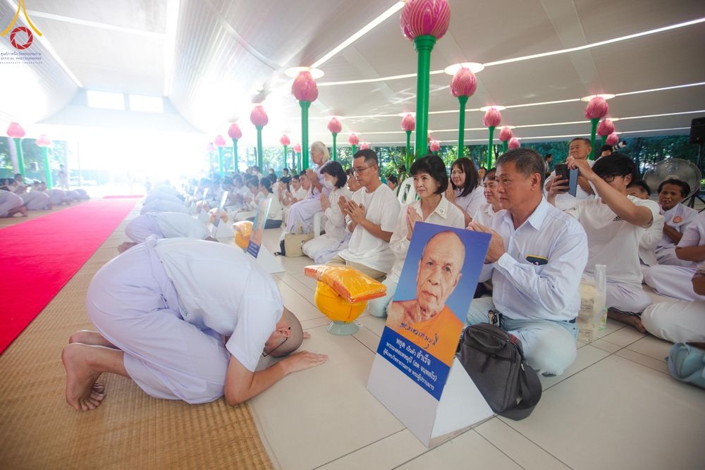 ภาพ No.159754:พิธีตัดปอยผมปลงผมนาคธรรมทายาท, พิธีบรรพชาอุปสมบทหมู่ โครงการอุปสมบทหมู่บูชาธรรม 140 ปี พระมงคลเทพมุนี (สด จนฺทสโร) ณ โบสถ์พระไตรปิฏก วัดพระธรรมกาย วันเสาร์ที่ 5 ตุลาคม พ.ศ. 2567