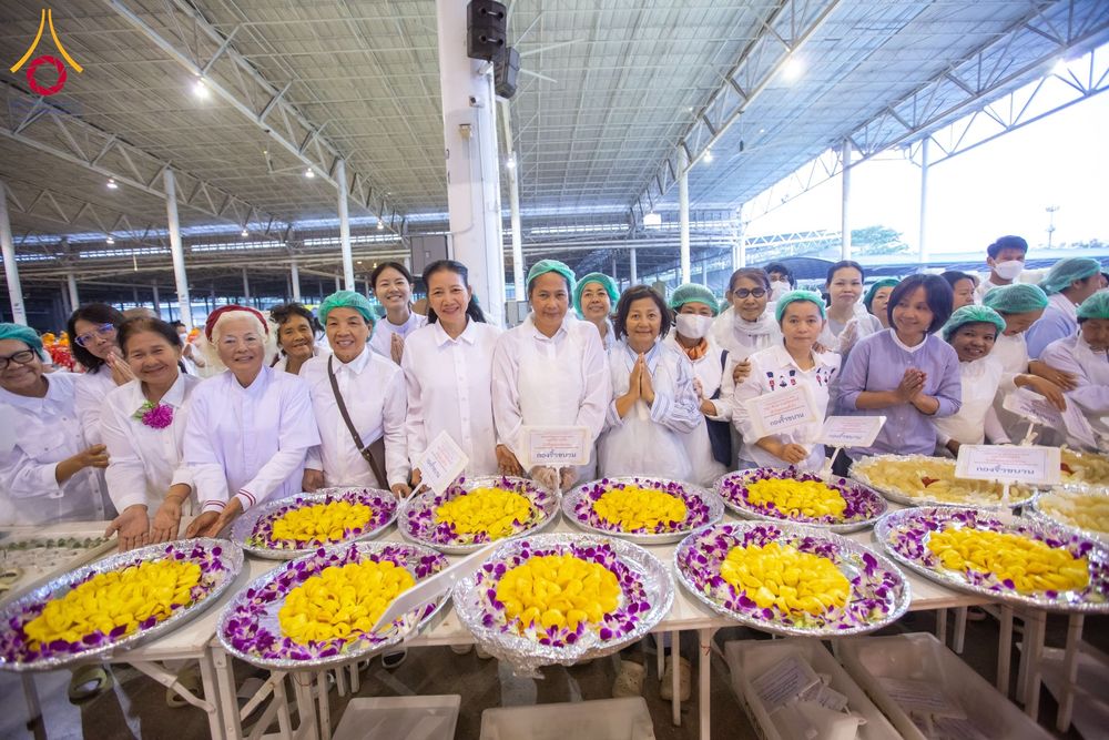 ภาพ No.202737:พิธีถวายภัตตาหารเป็นสังฆทาน แด่พระธรรมยาตรา ณ วัดพระธรรมกาย ตำบลคลองสาม อำเภอคลองหลวง จังหวัดปทุมธานี ในโครงการธรรมยาตรา กตัญญูบูชา มหาปูชนียาจารย์ พระมงคลเทพมุนี(สด จนฺทสโร) พระผู้ปราบมาร อนุสรณ์สถาน 7 แห่ง ปีที่ 13 วันที่ 28 มกราคม พ.ศ. 2568