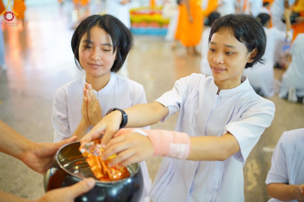 ภาพ No.139118:พิธีตักบาตร , พิธีบูชาข้าวพระ ณ ห้องแก้วสารพัด 1 สภาธรรมกายสากล วัดพระธรรมกาย วันอาทิตย์ต้นเดือนที่ 2 มิถุนายน พ.ศ. 2567