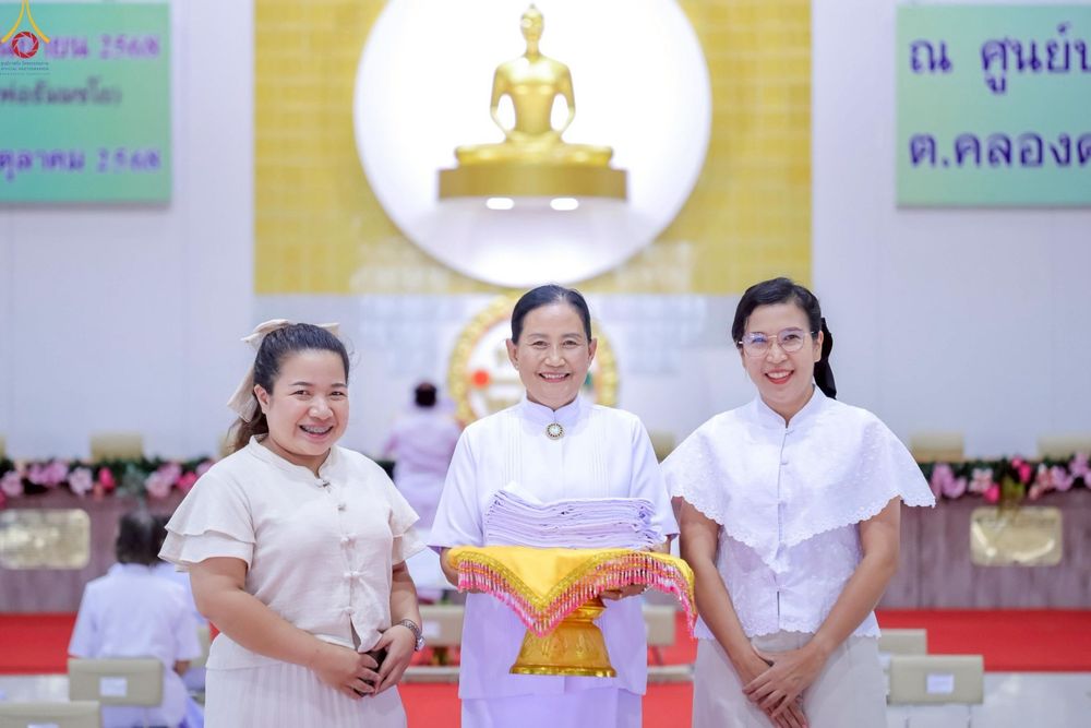 ภาพ No.249126:วันที่ 26-28 กันยายน พ.ศ. 2568 โครงการอบรม อุบาสกแก้ว อุบาสิกาแก้ว รุ่นที่ 3  ณ ศูนย์ปฏิบัติธรรมสมุทรปราการ ได้รับความเมตตาจากคณะสงฆ์ในพื้นที่  รวมถึงผู้บริหารสถานศึกษา ที่นำนักเรียนระดับมัธยมปลาย  มารับฟังข้อมูลเพื่อที่จะเป็นกำลังสำคัญ ในการเข้าร่วมขบวน