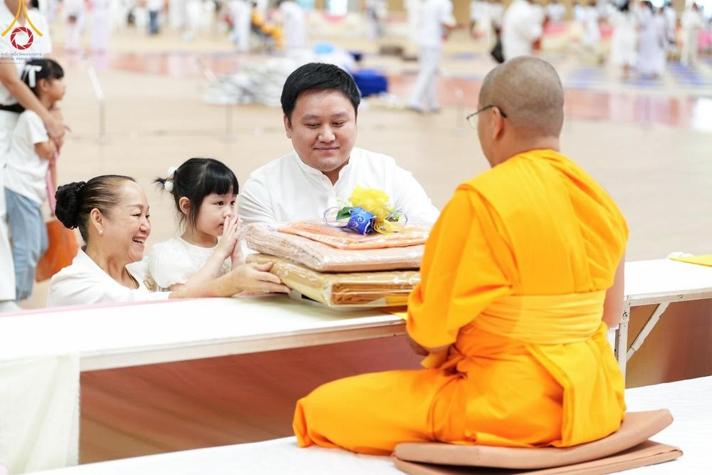 ภาพ No.180866:พิธีถวายภัตตาหารเมนูสวรรค์ และพิธีถวายอุปกรณ์กันหนาว แด่คณะพระภิกษุสามเณรวัดพระธรรมกาย วันอาทิตย์ที่ 8 ธันวาคม พ.ศ.2567 ณ สภาธรรมกายสากล วัดพระธรรมกาย