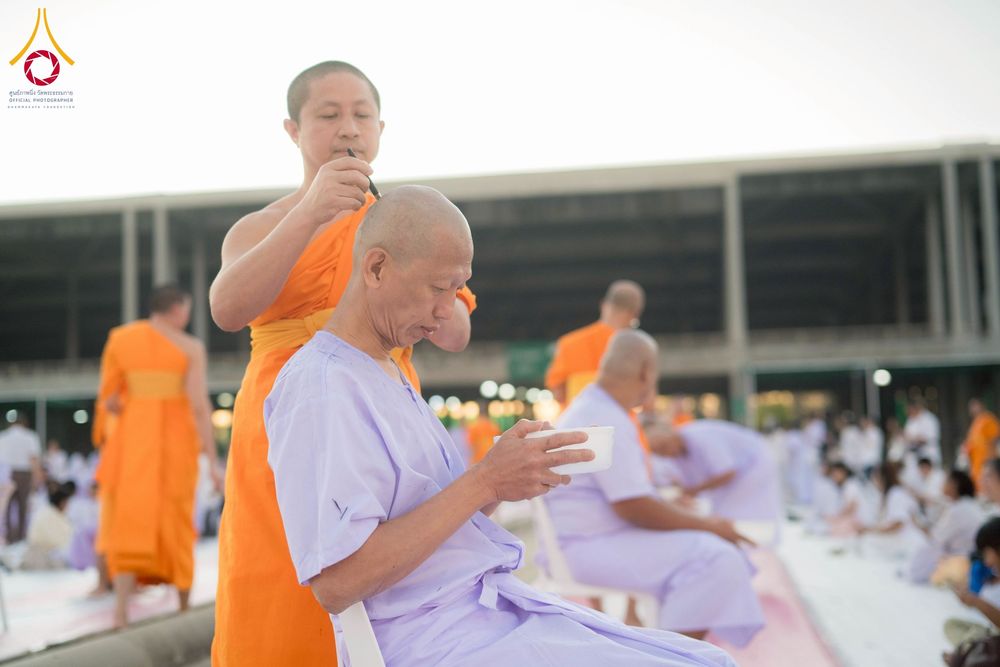 ภาพ No.274803:วันอาทิตย์ที่ 30 พฤศจิกายน พ.ศ. 2568 พิธีปลงผม โครงการอุปสมบทบูชาธรรมมหาปูชนียาจารย์ ปี 2568 ณ ลานธรรมพระมหาธรรมกายเจดีย์ ฝั่งทิศตะวันตก ระหว่างวิหารคดหมายเลข 8 และ 9 วัดพระธรรมกาย