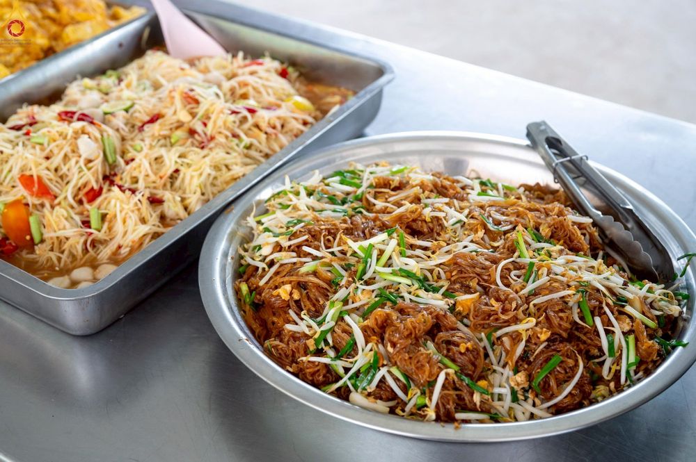 ภาพ No.235451:วันที่ 30-31 กรกฎาคม พ.ศ. 2568 วัดพระธรรมกาย มูลนิธิธรรมกาย ร่วมกับศูนย์ส่งเสริมศีลธรรมจังหวัดสุรินทร์ เปิดศูนย์พักพิงชั่วคราวเพื่อช่วยเหลือประชาชน ผู้อพยพจากเหตุปะทะกันตามแนวชายแดน ไทย-กัมพูชา ตั้งแต่วันที่ 24 กรกฎาคม พ.ศ.2568 เป็นต้นไป