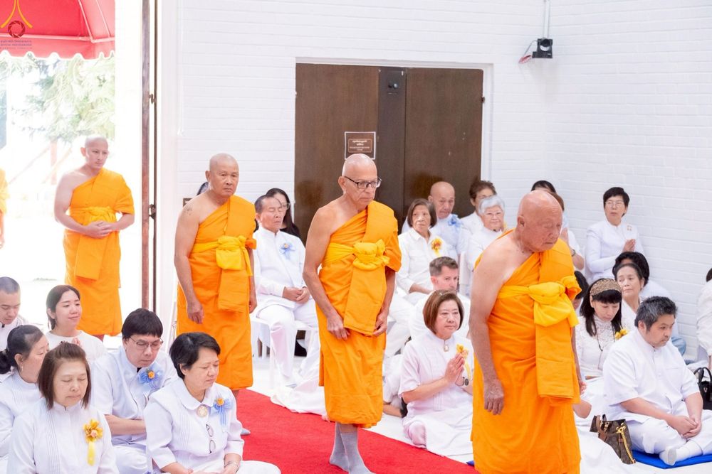 ภาพ No.252290:วันที่ 4-5 ตุลาคม พ.ศ. 2568  วัดพระธรรมกายแคลิฟอร์เนีย ประเทศสหรัฐอเมริกา ได้จัดพิธีตัดปอยผม โดยคณะสงฆ์ ญาติ ๆ และสาธุชน ให้กับนาคธรรมทายาท 8 ท่าน และได้จัดพิธีบรรพชา-อุปสมบท ฉลองพิธีทอดกฐินบรมจักรพรรดิ สร้างอุโบสถ 82 ปี บูชาธรรมหลวงพ่อธัมมชโย