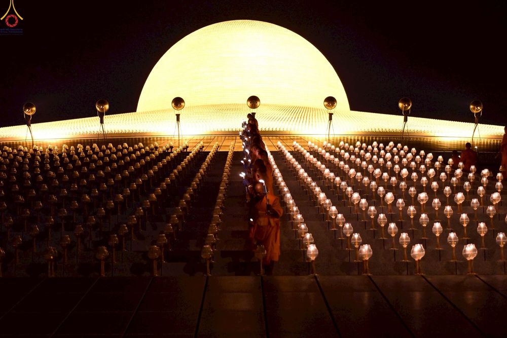 ภาพ No.253687:วันที่ 10 ตุลาคม พ.ศ. 2568 พิธีจุดประทีปบูชาพระผู้ปราบมาร, พิธีจุดประทีปบนพระมหาธรรมกายเจดีย์  20,000 ดวง เนื่องในวันคล้ายวันเกิดครบรอบ 141 ปี พระมงคลเทพมุนี (สด จนฺทสโร)