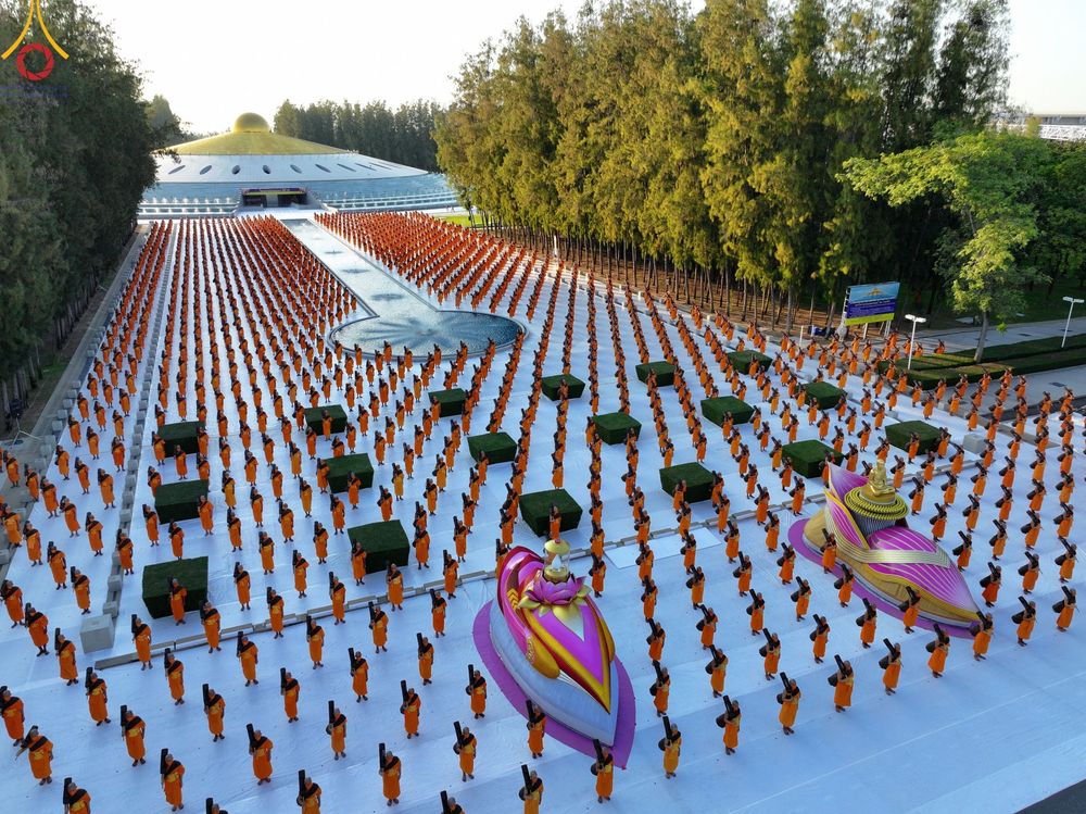ภาพ No.104445:พระธรรมยาตราร่วมปฏิบัติธรรม และถ่ายภาพหมู่ประวัติศาสตร์ หน้ามหาวิหารพระมงคลเทพมุนี วันที่ 27 ธันวาคม พ.ศ. 2566