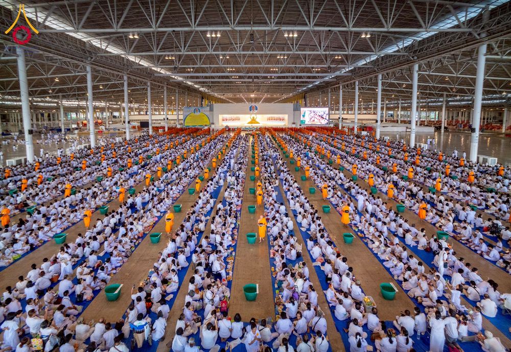 ภาพ No.256823:วันที่ 5 ตุลาคม พ.ศ. 2568 พิธีตักบาตร ข้าวสารอาหารแห้ง ณ บ้านแก้วเรือนทองคุณยายฯ สภาธรรมกายสากล วัดพระธรรมกาย