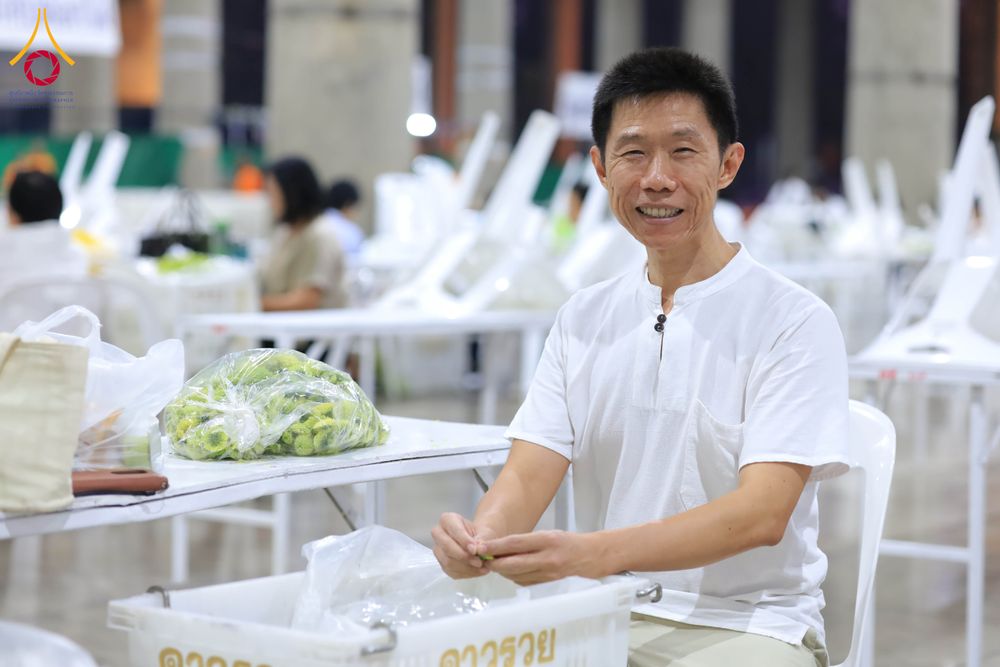 ภาพ No.303306:วันที่ 15-21 มกราคม พ.ศ.2569 ปลิดกลีบดอกเบญจทรัพย์ เพื่อโปรยต้อนรับพระธรรมยาตรา ในโครงการธรรมยาตรา กตัญญูบูชา มหาปูชนียาจารย์ พระมงคลเทพมุนี(สด จนฺทสโร) พระผู้ปราบมาร อนุสรณ์สถาน 7 แห่ง ปีที่ 14 ณ วิหารคด วัดพระธรรมกาย