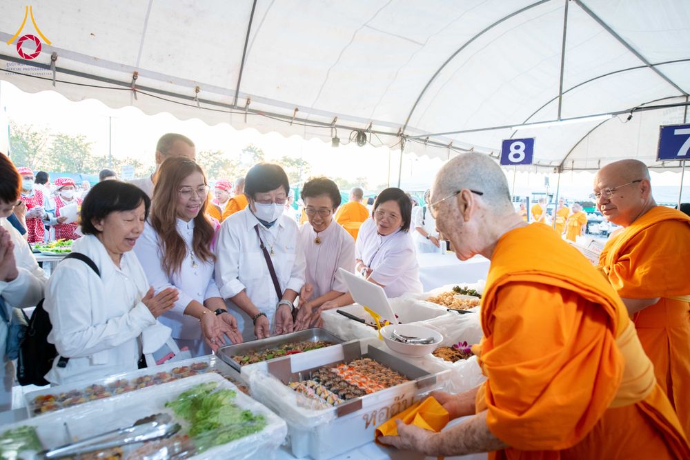 ภาพ No.301082:วันที่ 23 มกราคม พ.ศ. 2569 พิธีถวายภัตตาหารเป็นสังฆทาน แด่พระธรรมยาตรา ณ อนุสรณ์สถานบางปลา วัดบางปลา อำเภอบางเลน จังหวัดนครปฐม ในโครงการธรรมยาตรา กตัญญูบูชา มหาปูชนียาจารย์ พระมงคลเทพมุนี(สด จนฺทสโร) พระผู้ปราบมาร อนุสรณ์สถาน 7 แห่ง ปีที่ 14