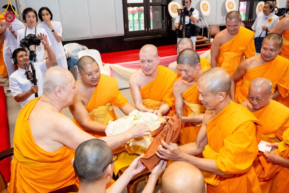 ภาพ No.332391:วันเสาร์ที่ 6 มิถุนายน พ.ศ.2569 พิธีต้อนรับสัญญาบัตร พัดยศ พระราชภาวนาวชิรวิเทศ วิ. ณ อุโบสถพระไตรปิฏก วัดพระธรรมกาย
