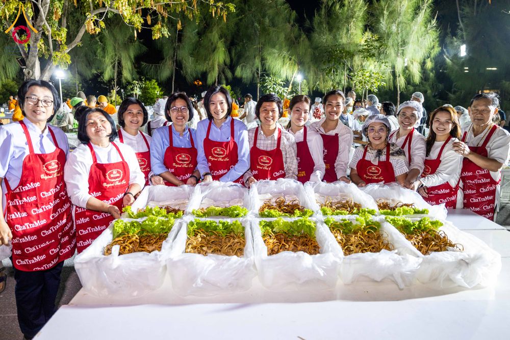 ภาพ No.288019:วันที่ 4 มกราคม พ.ศ. 2569 พิธีถวายภัตตาหารเป็นสังฆทาน แด่พระธรรมยาตรา ในโครงการธรรมยาตรา กตัญญูบูชา มหาปูชนียาจารย์ พระมงคลเทพมุนี(สด จนฺทสโร) พระผู้ปราบมาร อนุสรณ์สถาน 7 แห่ง ปีที่ 14 ณ อนุสรณ์สถานมหาวิหารพระมงคลเทพมุนี (โลตัสแลนด์) อ.สองพี่น้อง จ.สุพรร