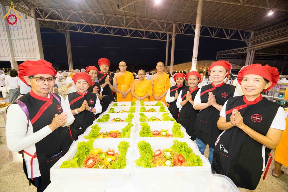 ภาพ No.303012:วันที่ 26 มกราคม พ.ศ. 2569 พิธีถวายภัตตาหารเป็นสังฆทาน แด่พระธรรมยาตรา ณ วัดพระธรรมกาย  จังหวัดปทุมธานี ในโครงการธรรมยาตรา กตัญญูบูชา มหาปูชนียาจารย์ พระมงคลเทพมุนี(สด จนฺทสโร) พระผู้ปราบมาร อนุสรณ์สถาน 7 แห่ง ปีที่ 14