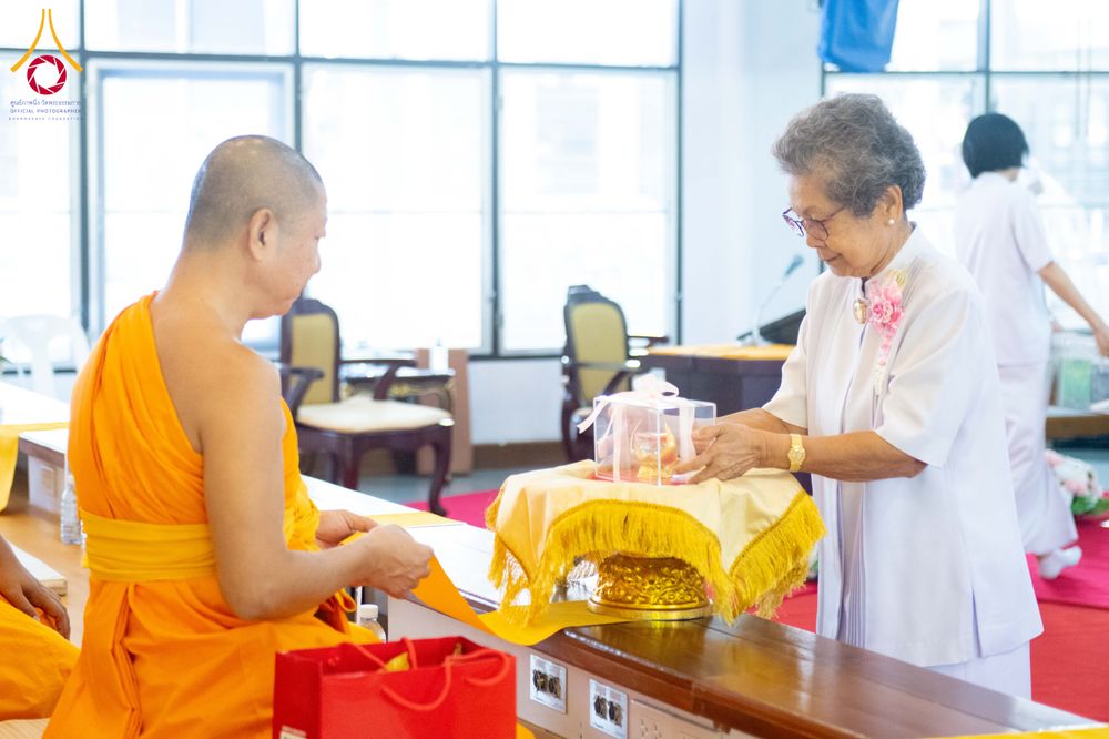ภาพ No.278492:วันพุธที่ 10 ธันวาคม พ.ศ.2568  พิธีทอดผ้าป่าเพื่อสนับสนุนโครงการตักบาตรพระ 10,000 รูป เมืองกาญจนบุรี ณ อาคารปลูกศรัทธา วัดพระธรรมกาย