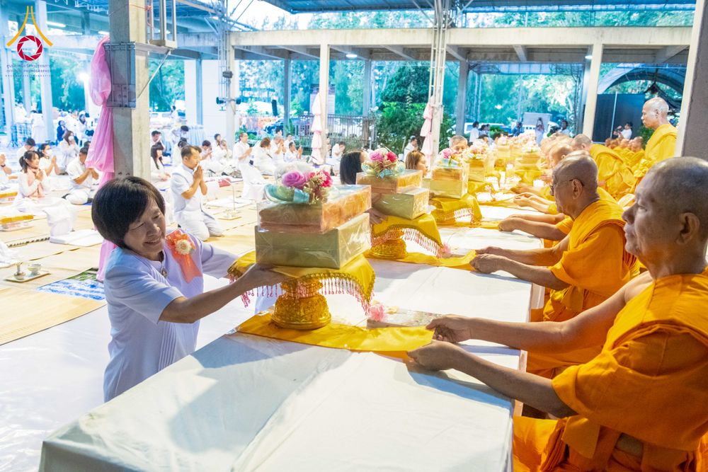 ภาพ No.288856:วันที่ 6 มกราคม พ.ศ. 2569 พิธีถวายภัตตาหารเป็นสังฆทาน แด่พระธรรมยาตรา ในโครงการธรรมยาตรา กตัญญูบูชา มหาปูชนียาจารย์ พระมงคลเทพมุนี(สด จนฺทสโร) พระผู้ปราบมาร อนุสรณ์สถาน 7 แห่ง ปีที่ 14 ณ อนุสรณ์สถานมหาวิหารพระมงคลเทพมุนี (โลตัสแลนด์) อ.สองพี่น้อง จ.สุพรร