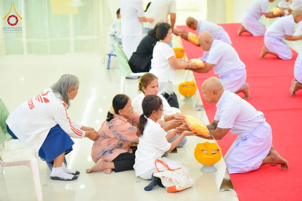 ภาพ No.285138:วันเสาร์ที่ 6 ธันวาคม พ.ศ.2568  พิธีอุปสมบทธรรมทายาท โครงการบรรพชาอุปสมบทหมู่  รุ่นบูชาธรรมมหาปูชนียาจารย์ ประจำปี 2568 ศูนย์ปฏิบัติธรรมและศูนย์อบรมเยาวชนเพชรบุรี อ.ท่ายาง จ.เพชรบุรี ณ วัดศีลคุณาราม อ.เขาย้อย เพชรบุรี