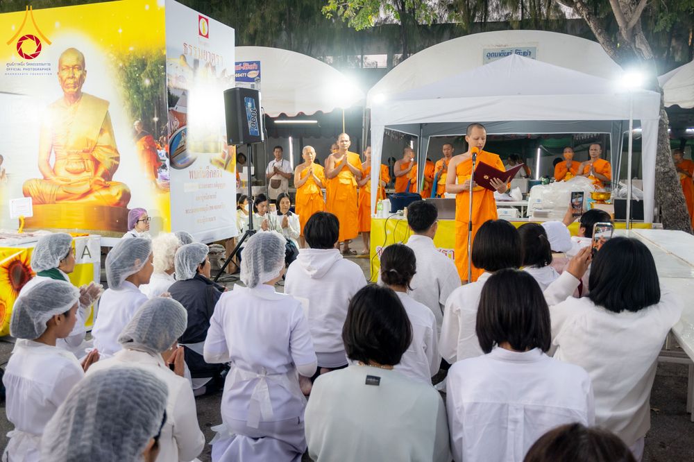 ภาพ No.293528:วันที่ 13 มกราคม พ.ศ. 2569 พิธีถวายภัตตาหารเป็นสังฆทาน แด่พระธรรมยาตรา ณ อนุสรณ์สถานมหาวิหารพระมงคลเทพมุนี (โลตัสแลนด์) อ.สองพี่น้อง จ.สุพรรณบุรี ในโครงการธรรมยาตรา กตัญญูบูชา มหาปูชนียาจารย์ พระมงคลเทพมุนี(สด จนฺทสโร) พระผู้ปราบมาร อนุสรณ์สถาน 7 แห่ง ปี