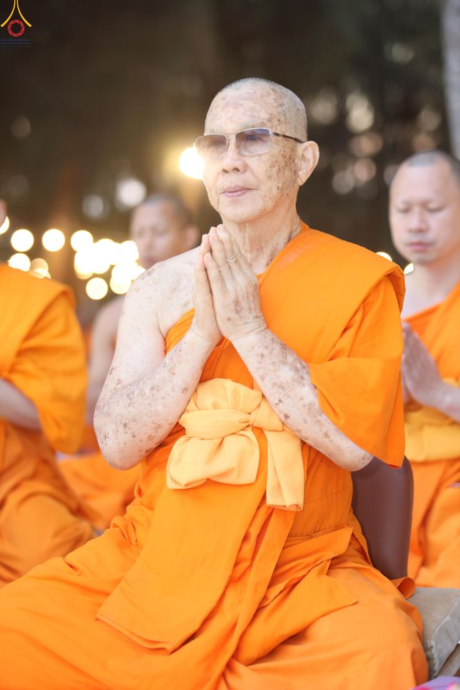 ภาพ No.289224:วันที่ 7 มกราคม พ.ศ. 2569 พิธีตักบาตรพระธรรมยาตรา ณ อนุสรณ์สถานลำดับที่ 1 สถานที่เกิดด้วยรูปกายเนื้อ อนุสรณ์สถานมหาวิหารพระมงคลเทพมุนี (โลตัสแลนด์) อ.สองพี่น้อง จ.สุพรรณบุรี ในโครงการธรรมยาตรา กตัญญูบูชา มหาปูชนียาจารย์ พระมงคลเทพมุนี(สด จนฺทสโร) พระผู้ป