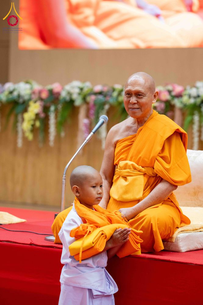 ภาพ No.319615:วันเสาร์ที่ 4 เมษายน พ.ศ.2569 พิธีขอขมา มอบผ้าไตร และถวายบาตรแด่นาคธรรมทายาท ในโครงการบรรพชาสามเณรฟื้นฟูพระพุทธศาสนาทั่วไทย โครงการหน่อแก้วเปรียญธรรม รุ่นที่ 14 โครงการสามเณรยุวธรรมทายาท รุ่นที่ 34 โครงการสามเณรมัชฌิมธรรมทายาท รุ่นที่ 30 ณ สภาธรรมกายสากล