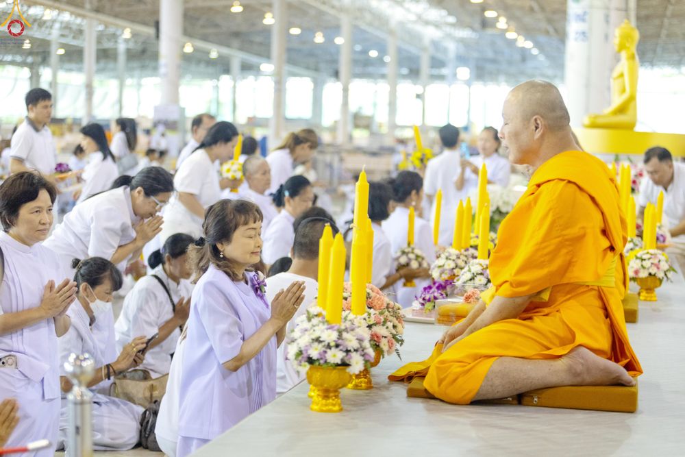 ภาพ No.337775:วันอาทิตย์ต้นเดือน 5 กรกฎาคม พ.ศ.2569 พิธีตักบาตรข้าวสารอาหารแห้ง  ณ บ้านแก้วเรือนทองคุณยายฯ วัดพระธรรมกาย