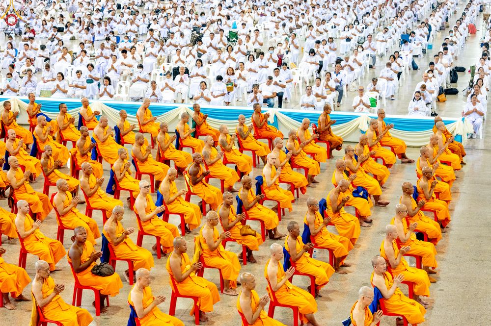 ภาพ No.311424:วันอาทิตย์ต้นเดือนที่ 1 มีนาคม พ.ศ.2569 พิธีตักบาตร และ พิธีบูชาข้าวพระ ณ สภาธรรมกายสากล วัดพระธรรมกาย