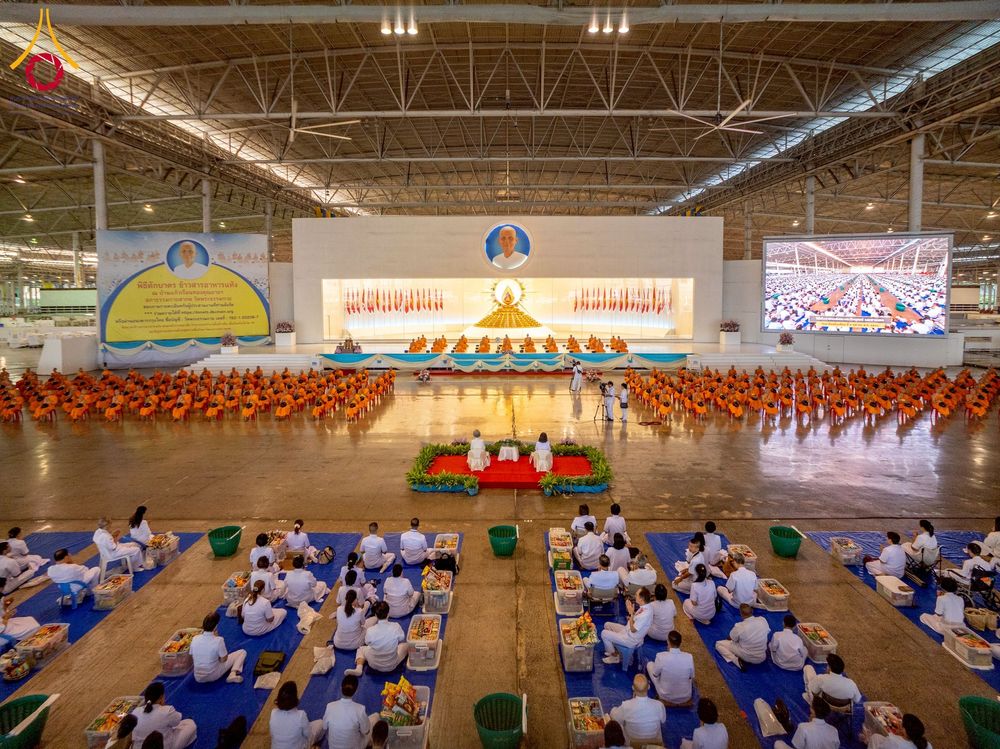 ภาพ No.256785:วันที่ 5 ตุลาคม พ.ศ. 2568 พิธีตักบาตร ข้าวสารอาหารแห้ง ณ บ้านแก้วเรือนทองคุณยายฯ สภาธรรมกายสากล วัดพระธรรมกาย