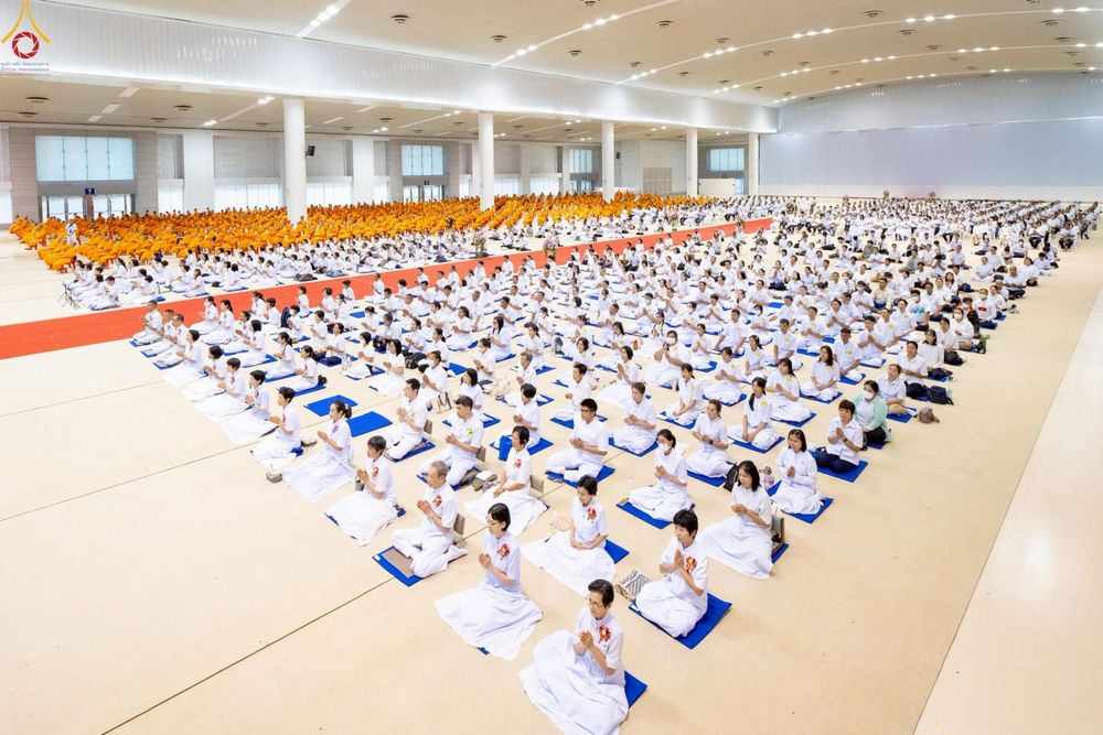 ภาพ No.233785:วันเสาร์ที่ 19 กรกฎาคม พ.ศ.2568 วันมหารำลึก ครั้งที่ 35 พิธีรำลึกถึงนักสร้างบารมี , พิธีสวดพระพุทธมนต์ , พิธีทอดผ้าบังสกุลและถวายไทยธรรม วัดพระธรรมกาย
