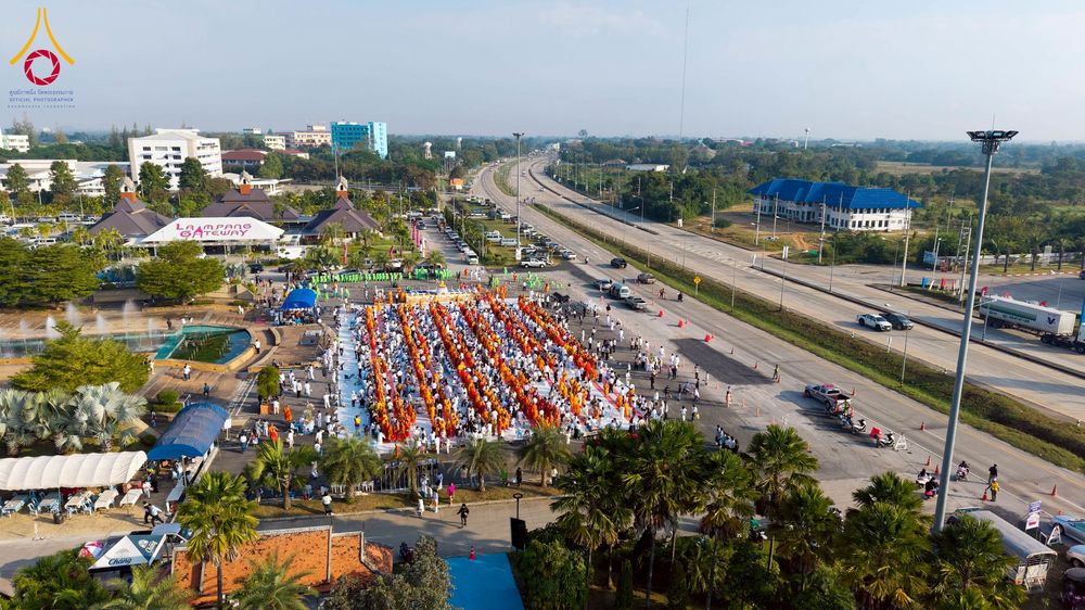 ภาพ No.276930:วันเสาร์ที่ 6 ธันวาคม พ.ศ. 2568 พิธีตักบาตรพระ 1,000 รูป อุทิศถวายพระราชกุศลสมเด็จพระนางเจ้าสิริกิติ์ พระบรมราชินีนาถ พระบรมราชชนนี พันปีหลวง และ ทำบุญเมืองลำปาง ครบรอบ 1,345 ปี ณ ลานพระบรมราชานุสาวรีย์สมเด็จพระนเรศวรมหาราชนครลำปาง อ.เกาะคา จ.ลำปาง