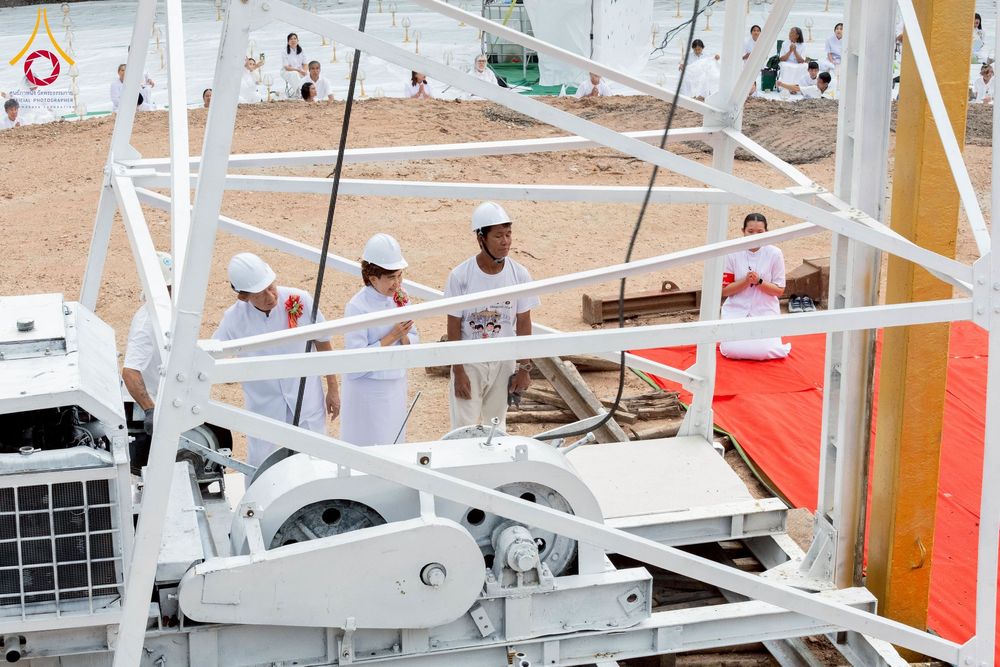 ภาพ No.261900:วันที่ 14 ตุลาคม พ.ศ. 2568 พิธีกลั่นแผ่นดิน โปรยทรายตอกเสาเข็มมหามงคลต้นแรก  สร้างองค์พระเจดีย์และจุดประทีปถวายเป็นพุทธบูชา ณ ศูนย์ปฏิบัติธรรมชัยนาท ต.ธรรมามูล อ.ชัยนาท จ.ชัยนาท