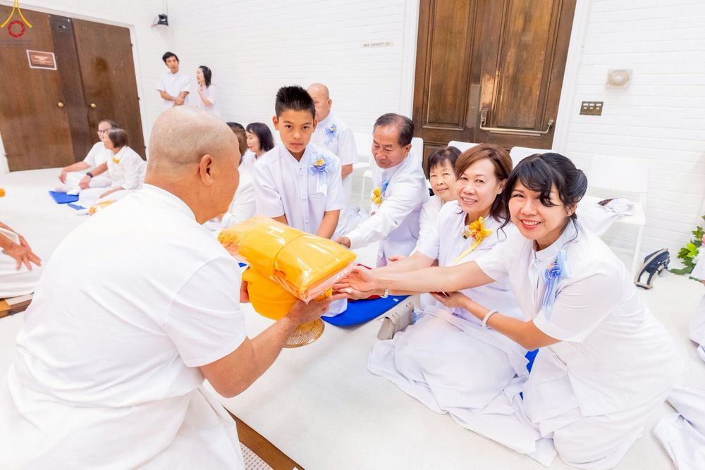 ภาพ No.252252:วันที่ 4-5 ตุลาคม พ.ศ. 2568  วัดพระธรรมกายแคลิฟอร์เนีย ประเทศสหรัฐอเมริกา ได้จัดพิธีตัดปอยผม โดยคณะสงฆ์ ญาติ ๆ และสาธุชน ให้กับนาคธรรมทายาท 8 ท่าน และได้จัดพิธีบรรพชา-อุปสมบท ฉลองพิธีทอดกฐินบรมจักรพรรดิ สร้างอุโบสถ 82 ปี บูชาธรรมหลวงพ่อธัมมชโย