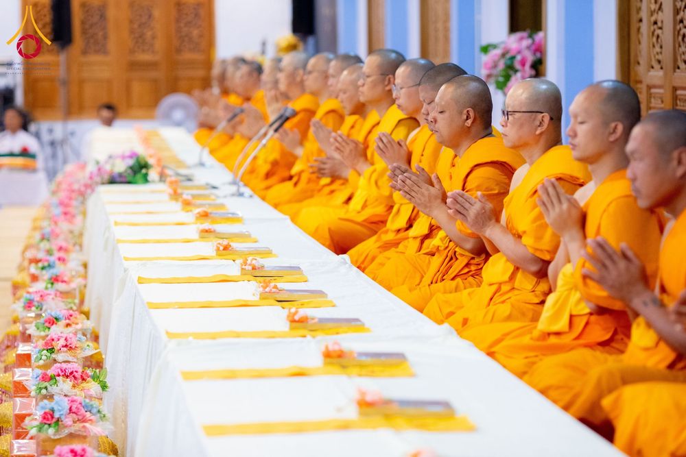 ภาพ No.195895:พิธีถวายภัตตาหารเป็นสังฆทาน แด่พระธรรมยาตรา ณ วัดโบสถ์(บน) ตำบลบางคูเวียง อำเภอบางกรวย จังหวัดนนทบุรี ในโครงการธรรมยาตรา กตัญญูบูชา มหาปูชนียาจารย์ พระมงคลเทพมุนี(สด จนฺทสโร) พระผู้ปราบมาร อนุสรณ์สถาน 7 แห่ง ปีที่ 13 วันที่ 16 มกราคม พ.ศ. 2568