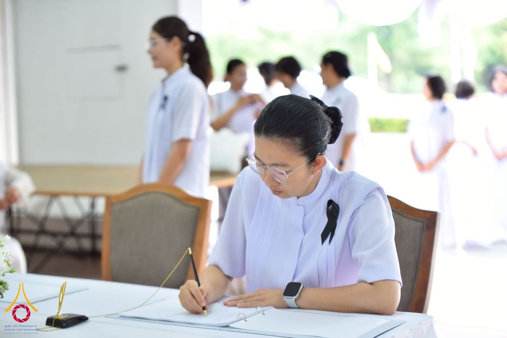 ภาพ No.267576:วันที่ 7 พฤศจิกายน พ.ศ. 2568 พสกนิกรอำเภอคลองหลวง รวมใจบำเพ็ญกุศลปัณรสมวาร (15 วัน) อุทิศถวายเป็นพระราชกุศลแด่ “สมเด็จพระพันปีหลวง” ณ วัดพระธรรมกาย