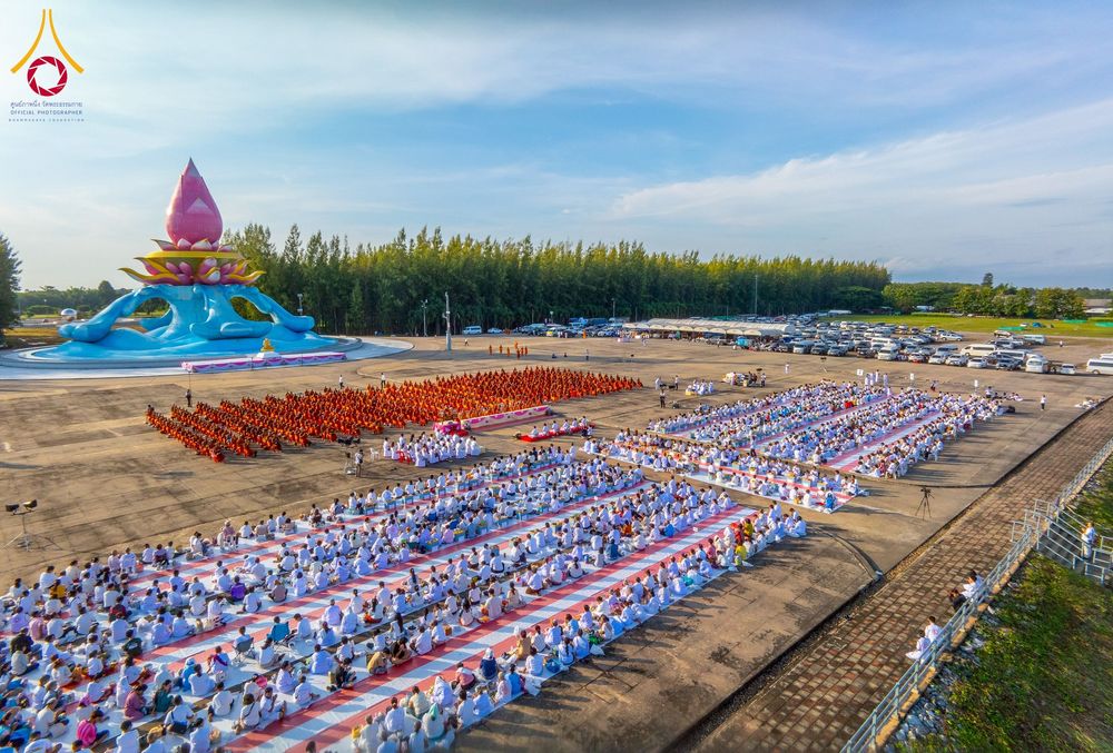 ภาพ No.250556:วันพุธที่ 8 ตุลาคม พ.ศ. 2568 พิธีตักบาตรเทโวโรหณะ ณ ลานธรรมปทุมรัตน์ธรรมเจดีย์ พุทธอุทยานนานาชาติ อ.โพนพิสัย จ.หนองคาย