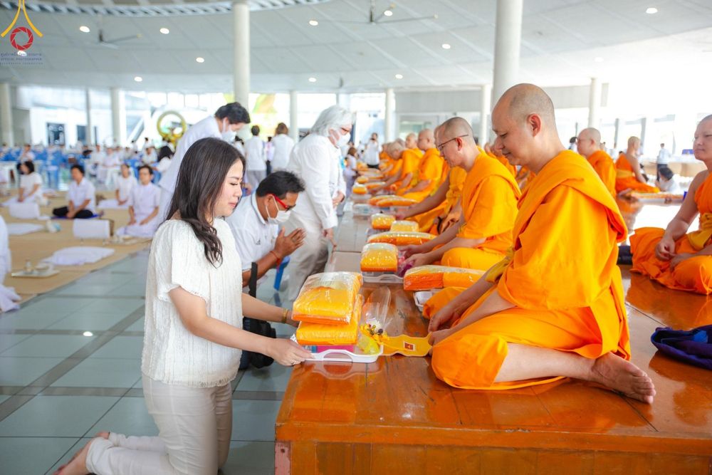 ภาพ No.167430:พิธีบุพเปตพลี ครั้งที่ 157 ร่วมอุทิศบุญกุศลแด่หมู่ญาติที่ล่วงลับไปแล้ว และสืบทอดอายุพระพุทธศาสนา วันพฤหัสที่ 31 ตุลาคม พ.ศ. 2567 (วันพระ แรม 14 ค่ำ เดือน 11) ณ หอฉันคุณยายอาจารย์ฯ วัดพระธรรมกาย
