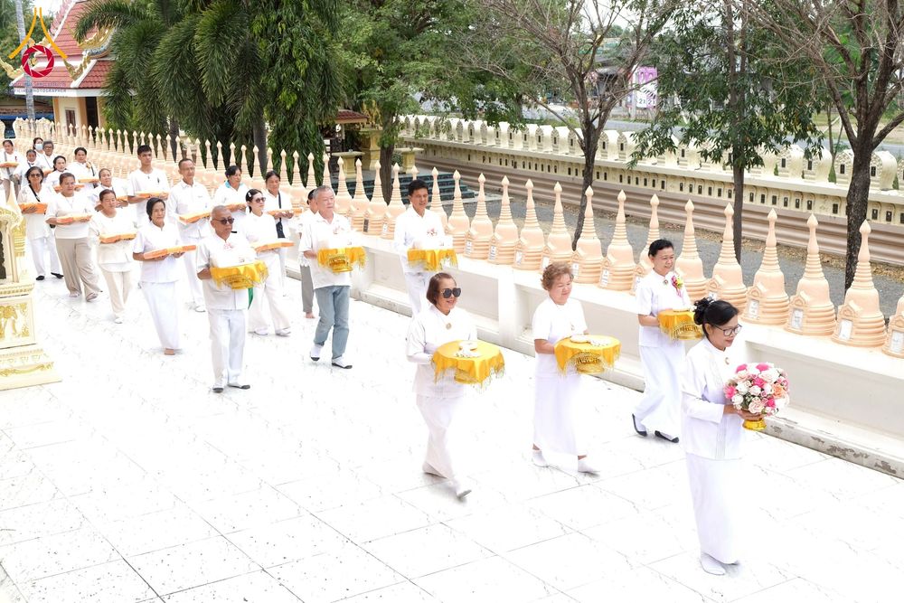 ภาพ No.277944:พิธีตัดปอยผมและปลงผมนาคธรรมทายาท พิธีขอขมาผู้ปกครอง ณ ศูนย์อบรมเยาวชนนครปฐม จ.นครปฐม และพิธีมอบบาตร ผ้าไตร นาคธรรมทายาท พิธีบรรพชา อุปสมบทหมู่ ณ วัดลาดหญ้าไทร จ.นครปฐม