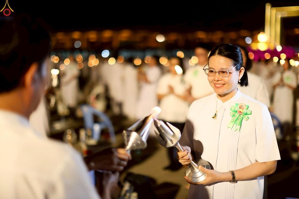 ภาพ No.253649:วันที่ 10 ตุลาคม พ.ศ. 2568 พิธีจุดประทีปบูชาพระผู้ปราบมาร, พิธีจุดประทีปบนพระมหาธรรมกายเจดีย์  20,000 ดวง เนื่องในวันคล้ายวันเกิดครบรอบ 141 ปี พระมงคลเทพมุนี (สด จนฺทสโร)