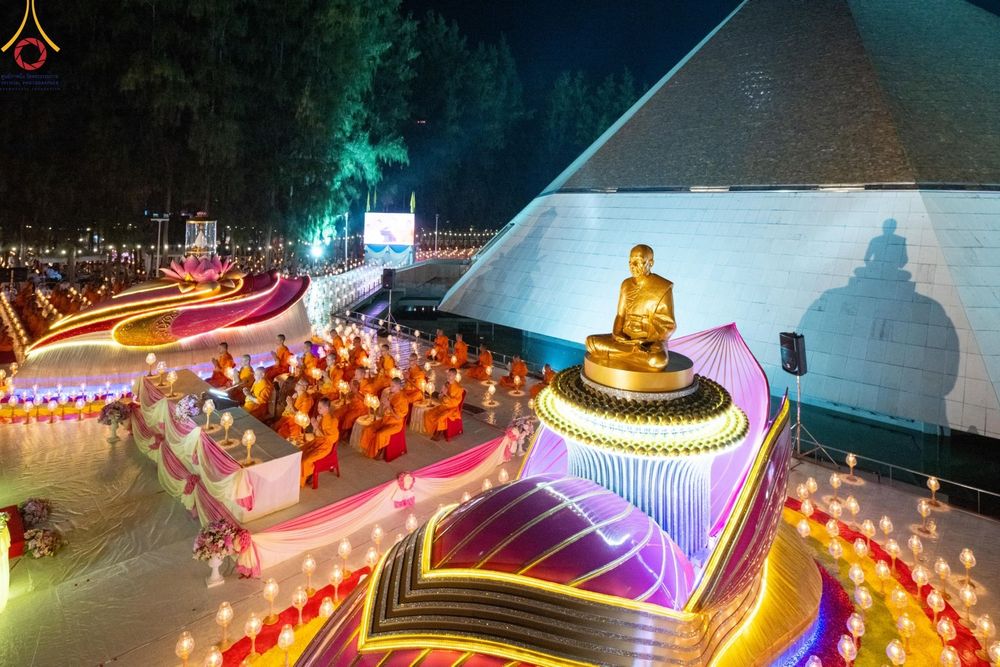 ภาพ No.190158:พิธีจุดประทีปถวายเป็นพุทธบูชา และบูชาธรรมมหาปูชนียาจารย์ ณ อนุสรณ์สถานมหาวิหารพระมงคลเทพมุนี (โลตัสแลนด์) อ.สองพี่น้อง จ.สุพรรณบุรี ในโครงการธรรมยาตรา กตัญญูบูชา มหาปูชนียาจารย์ พระมงคลเทพมุนี(สด จนฺทสโร) พระผู้ปราบมาร อนุสรณ์สถาน 7 แห่ง ปีที่ 13