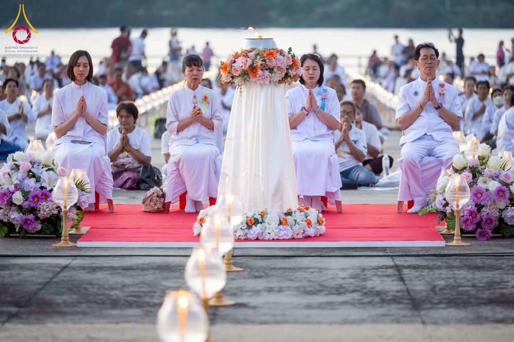 ภาพ No.250464:วันอังคารที่ 7 ตุลาคม พ.ศ. 2568 พิธีจุดประทีปบูชาพระรัตนตรัย ณ ลานธรรมปทุมรัตน์ธรรมเจดีย์ พุทธอุทยานนานาชาติ อ.โพนพิสัย จ.หนองคาย