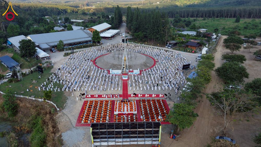 ภาพ No.275101:วันอาทิตย์ที่ 30 พฤศจิกายน พ.ศ. 2568 พิธีตอกเสาเข็ม "สร้างองค์พระเจดีย์เพื่อสร้างสันติภาพโลก" ต้นสุดท้าย ณ ศูนย์ปฏิบัติธรรมระยอง (บ้านช่องลม)