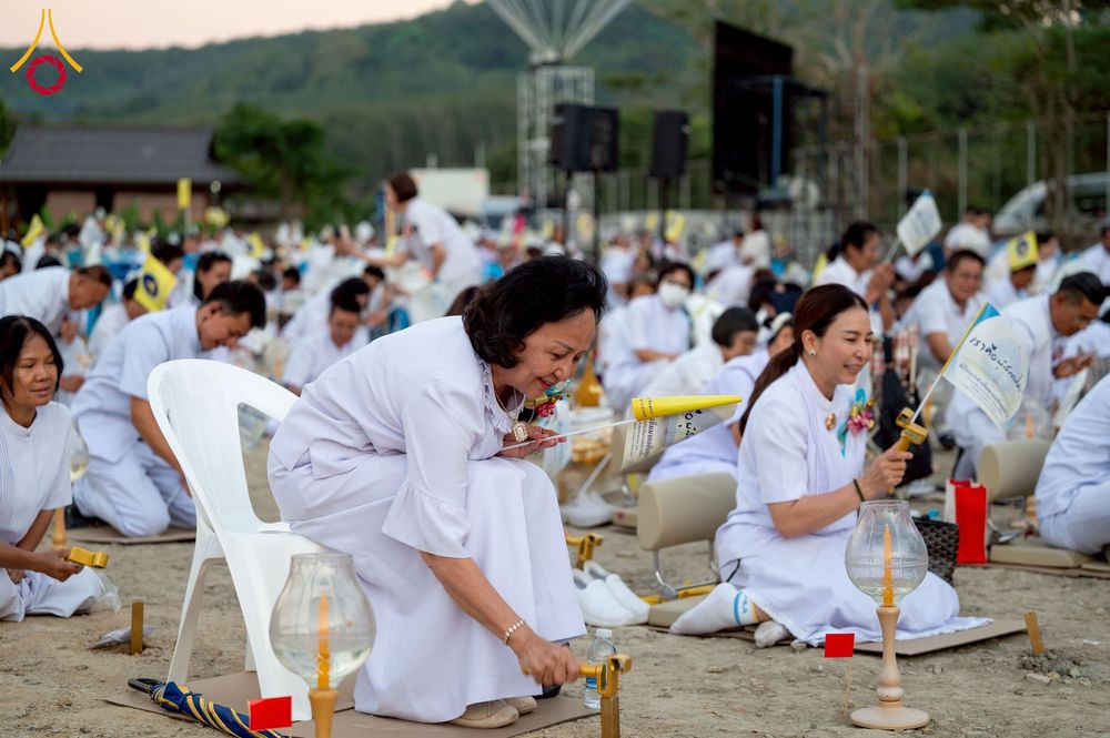 ภาพ No.275204:วันอาทิตย์ที่ 30 พฤศจิกายน พ.ศ. 2568 พิธีตอกเสาเข็ม "สร้างองค์พระเจดีย์เพื่อสร้างสันติภาพโลก" ต้นสุดท้าย ณ ศูนย์ปฏิบัติธรรมระยอง (บ้านช่องลม)