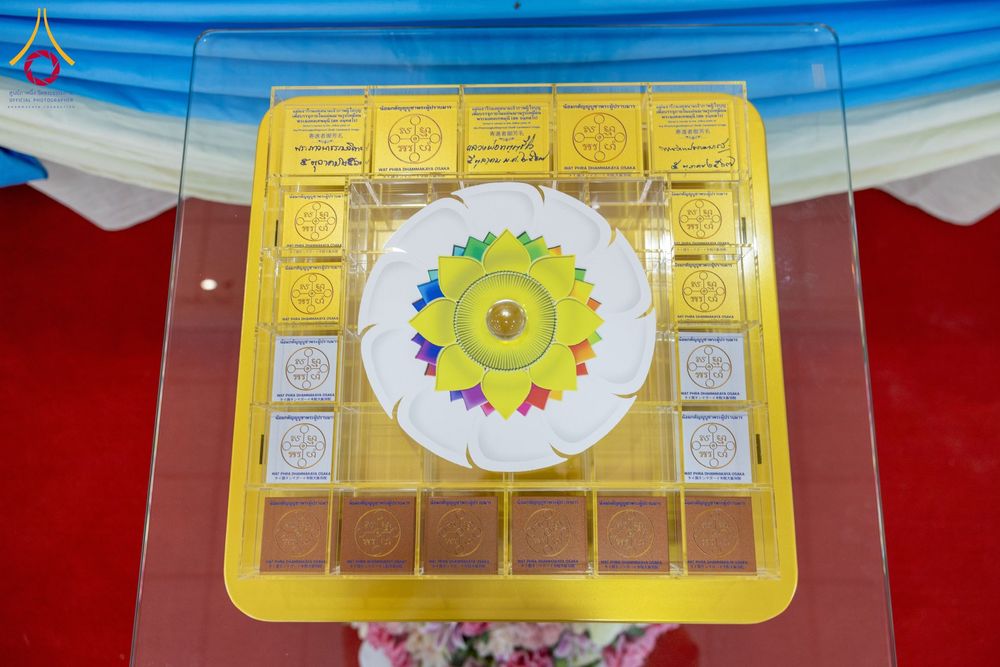 ภาพ No.160919:พิธีเจริญพระพุทธมนต์ และปิดแผ่นทองรูปเหมือน พระเดชพระคุณพระมงคลเทพมุนี (สด จนฺทสโร) พระผู้ปราบมาร จำนวน 3 องค์ วันเสาร์ที่ 5 ตุลาคม พ.ศ. 2567 ณ อาคารปลูกศรัทธา 2 (ชานชลาเดิม) วัดพระธรรมกาย อ.คลองหลวง จ.ปทุมธานี