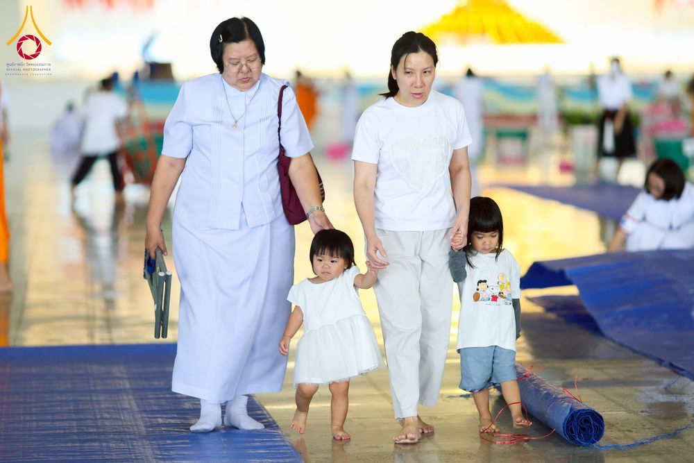 ภาพ No.256888:วันที่ 5 ตุลาคม พ.ศ. 2568 พิธีตักบาตร ข้าวสารอาหารแห้ง ณ บ้านแก้วเรือนทองคุณยายฯ สภาธรรมกายสากล วัดพระธรรมกาย