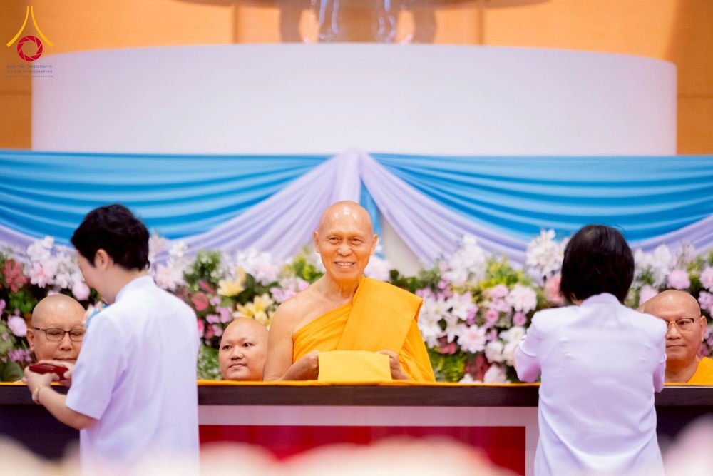 ภาพ No.264413:วันอาทิตย์ที่ 2 พฤศจิกายน พ.ศ. 2568 พิธีบูชาข้าวพระ ณ สภาธรรมกายสากล วัดพระธรรมกาย