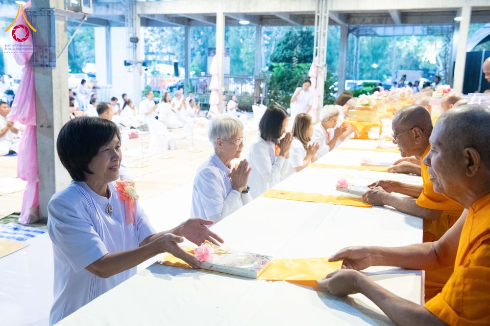 ภาพ No.288858:วันที่ 6 มกราคม พ.ศ. 2569 พิธีถวายภัตตาหารเป็นสังฆทาน แด่พระธรรมยาตรา ในโครงการธรรมยาตรา กตัญญูบูชา มหาปูชนียาจารย์ พระมงคลเทพมุนี(สด จนฺทสโร) พระผู้ปราบมาร อนุสรณ์สถาน 7 แห่ง ปีที่ 14 ณ อนุสรณ์สถานมหาวิหารพระมงคลเทพมุนี (โลตัสแลนด์) อ.สองพี่น้อง จ.สุพรร